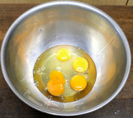 割り入れた卵