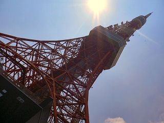 東京タワーを見上げる